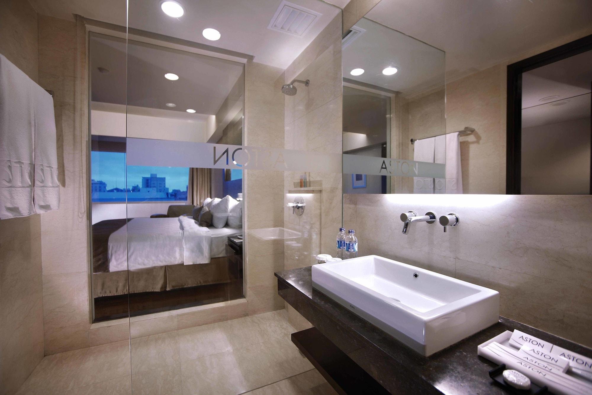 Aston Makassar Hotel & Convention Center Exterior foto