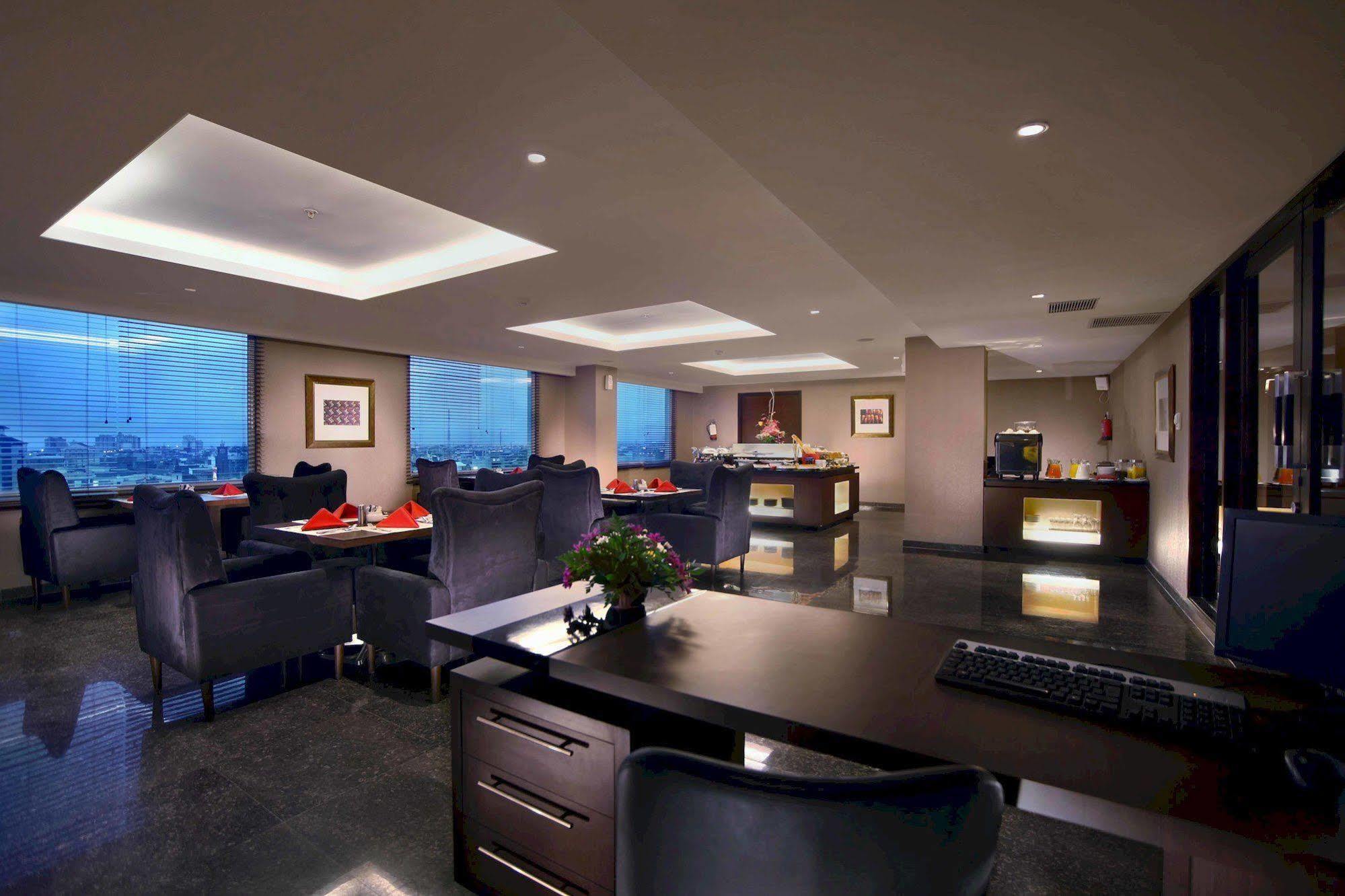 Aston Makassar Hotel & Convention Center Exterior foto